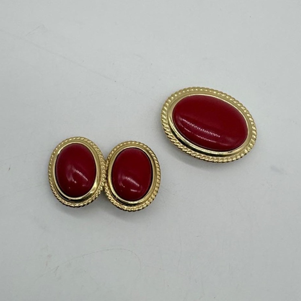 Vintage Gold Tone Red Cabochon Oval Brooch and Clip‎ On Earrings Jewelry Set
